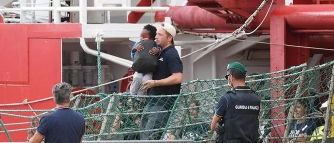 Ocean viking, sbarcati a Messina i 182 migranti