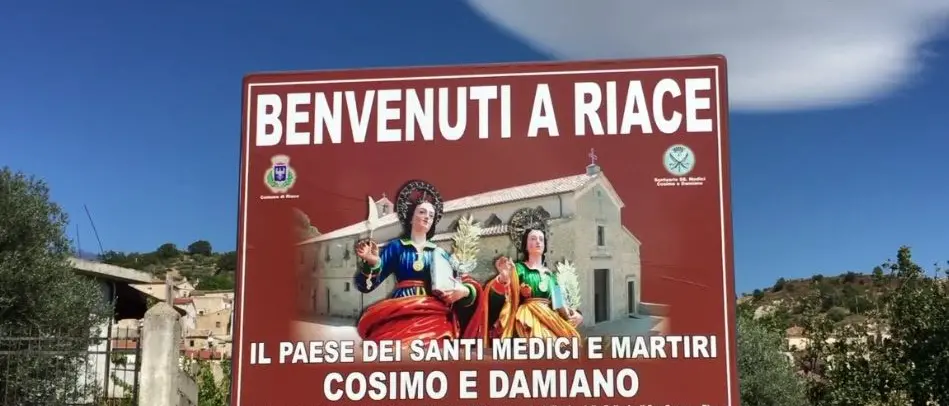Guerra dei cartelli a Riace, il sindaco: «Nessun dispetto a Lucano»