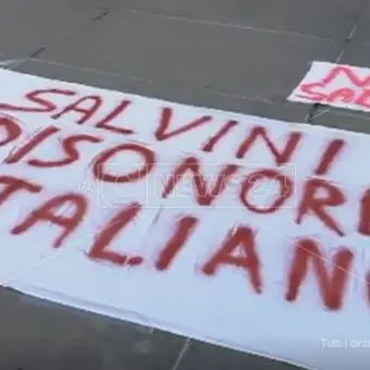 Cosenza, i manifestanti di “Stutamu Salvini” violano la zona rossa