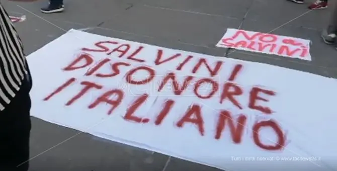 Cosenza, i manifestanti di “Stutamu Salvini” violano la zona rossa