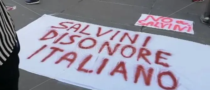 Cosenza, i manifestanti di “Stutamu Salvini” violano la zona rossa
