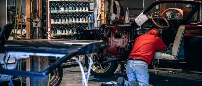 Riparava un'auto d’epoca rubata: denunciato carrozziere a Castrovillari