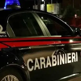 Minaccia i genitori di un ragazzo che riforniva di droga, arrestato