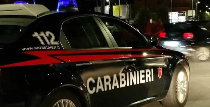 Minaccia i genitori di un ragazzo che riforniva di droga, arrestato