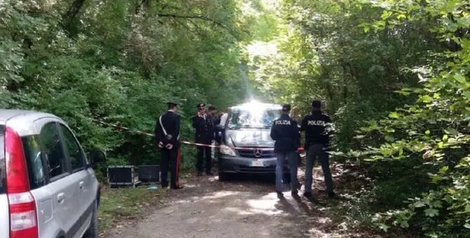 Donna uccisa e nascosta in un sacco a pelo nel bosco, il compagno: «Sono stato io»