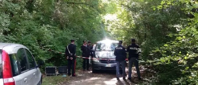 Donna uccisa e nascosta in un sacco a pelo nel bosco, il compagno: «Sono stato io»