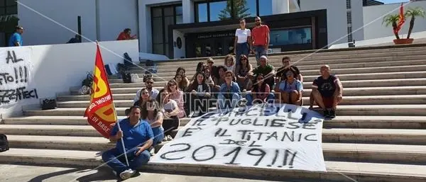 «Stanno giocando sulla nostra pelle»: si sposta a Reggio la protesta dei sanitari licenziati