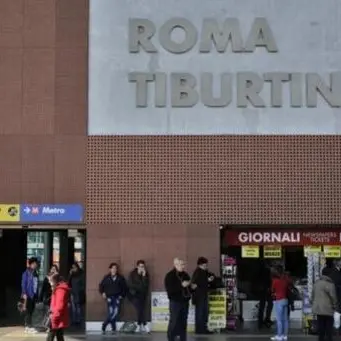 Accoltella alla gola un vigilante e poi si suicida: orrore nella metro di Roma