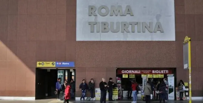 Accoltella alla gola un vigilante e poi si suicida: orrore nella metro di Roma