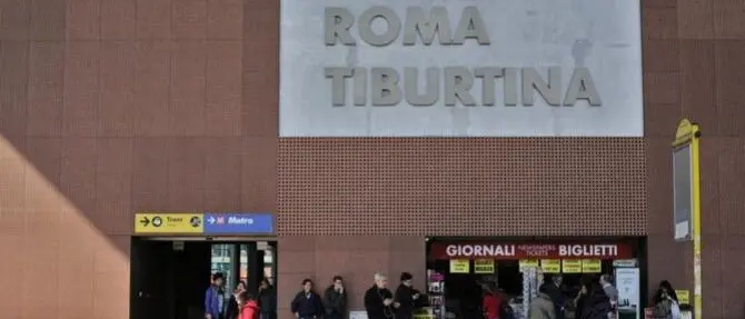 Accoltella alla gola un vigilante e poi si suicida: orrore nella metro di Roma