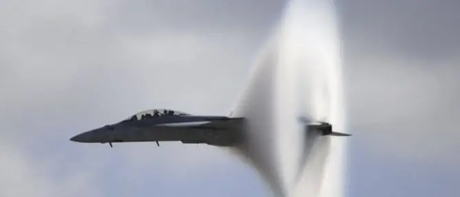Aereo infrange il muro del suono, panico nell'alto Tirreno cosentino
