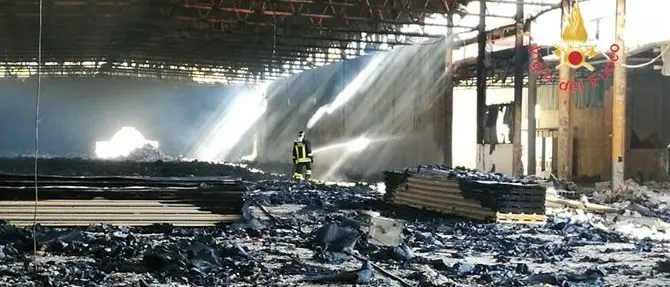 Vasto incendio distrugge capannone a Catanzaro