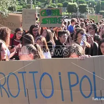 Clima, migliaia di studenti in piazza a Catanzaro: «Ci avete rotto i polmoni»