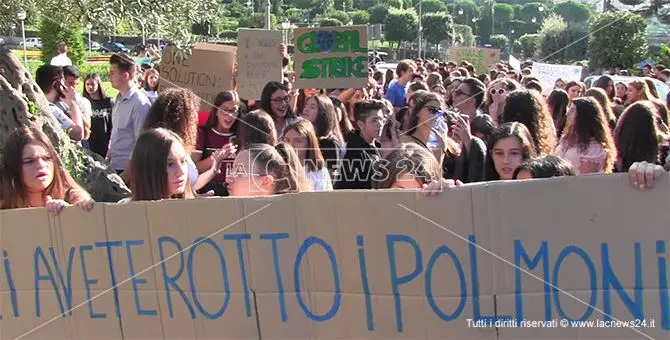 Clima, migliaia di studenti in piazza a Catanzaro: «Ci avete rotto i polmoni»