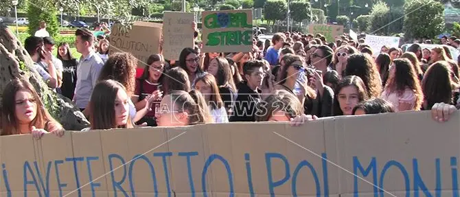 Clima, migliaia di studenti in piazza a Catanzaro: «Ci avete rotto i polmoni»