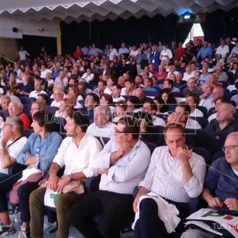 Oliverio mostra i muscoli al Pd: sala gremita all’assemblea dei circoli