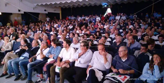 Oliverio mostra i muscoli al Pd: sala gremita all’assemblea dei circoli