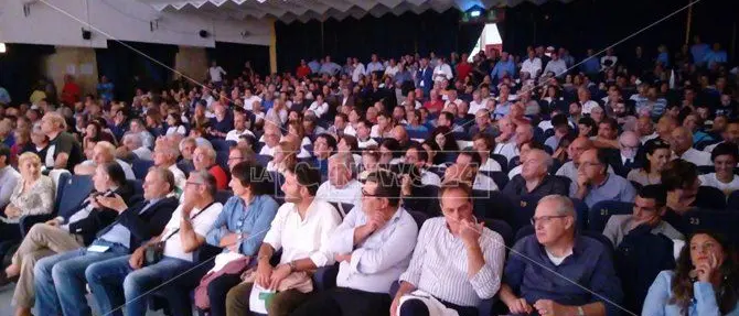 Oliverio mostra i muscoli al Pd: sala gremita all’assemblea dei circoli