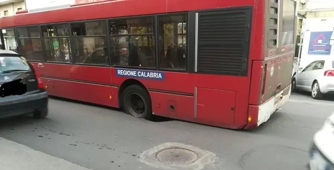 Cosenza, si apre una voragine in centro. Autobus dell'Amaco intrappolato nell'asfalto