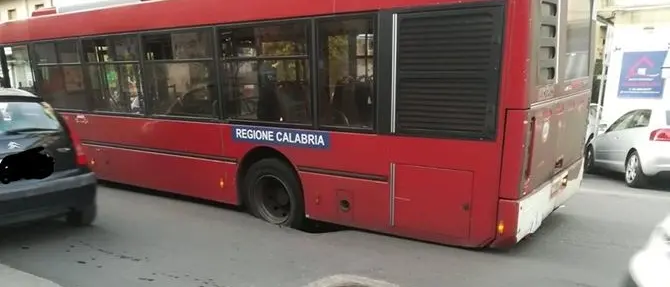 Cosenza, si apre una voragine in centro. Autobus dell'Amaco intrappolato nell'asfalto