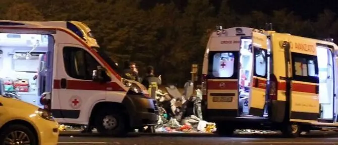 Si schiantano contro un albero al ritorno dalla discoteca: morti 3 giovani