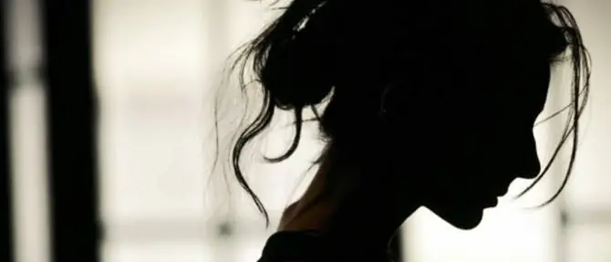 Lascia in macchina sotto il sole le figlie, condannata a 40 anni di carcere