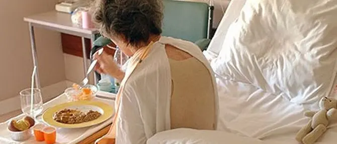 Choc in ospedale, paziente trova preservativo tra le mele cotte