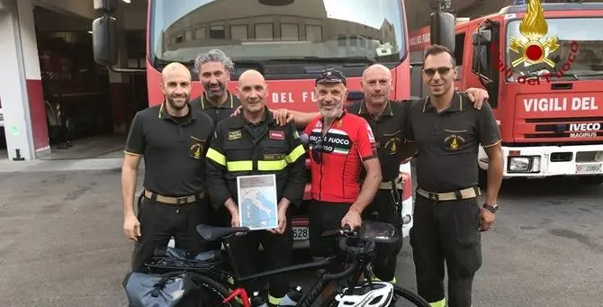 Tutta l’Italia su due ruote, il vigile del fuoco ciclista arriva in Calabria