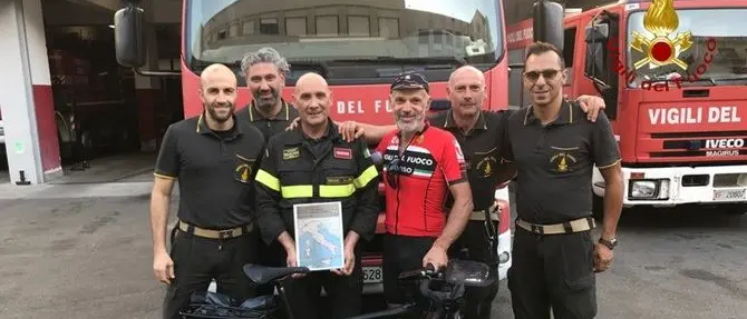 Tutta l’Italia su due ruote, il vigile del fuoco ciclista arriva in Calabria