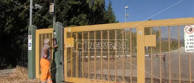 Discarica chiusa, gli operatori in coda: «Qui 14 ore al giorno, un martirio»