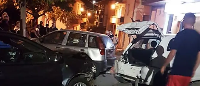 Tarsia, inseguimento tra auto in pieno centro: tragedia sfiorata