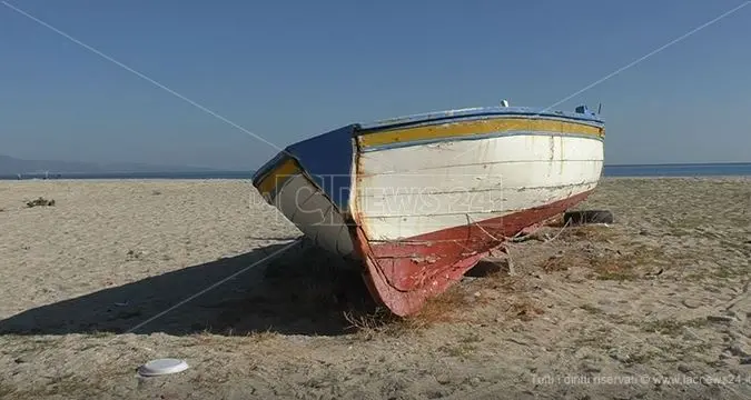 Pescatori sfrattati a Schiavonea, il Comune: «Presto un nuovo piano spiaggia»