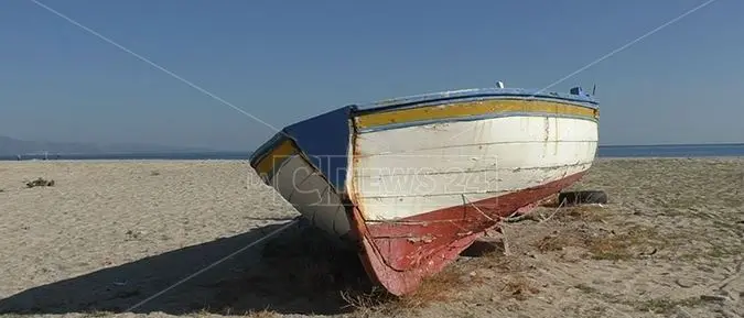Pescatori sfrattati a Schiavonea, il Comune: «Presto un nuovo piano spiaggia»