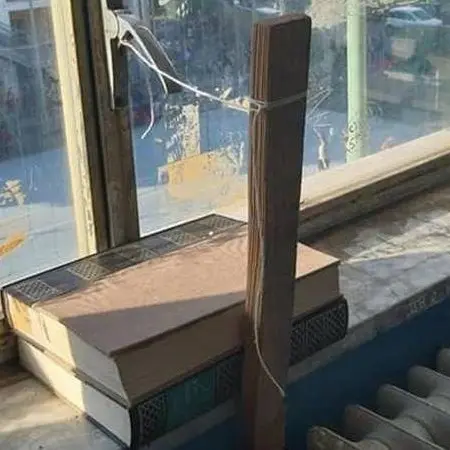 Finestra chiusa con libri e spago in una scuola di Vibo, la foto fa il giro del web