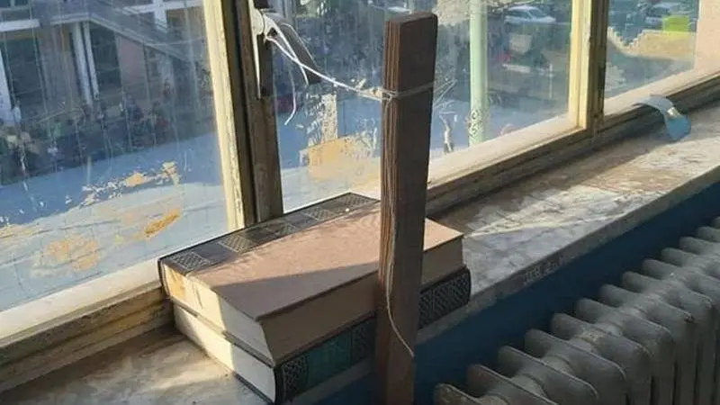 Finestra chiusa con libri e spago in una scuola di Vibo, la foto fa il giro del web