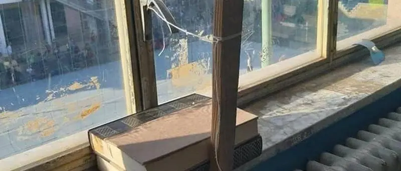 Finestra chiusa con libri e spago in una scuola di Vibo, la foto fa il giro del web