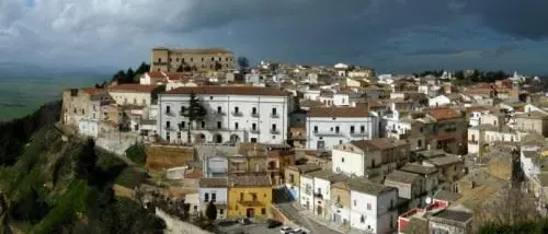 Giovane trovato morto in un appartamento a Satriano, disposta l'autopsia