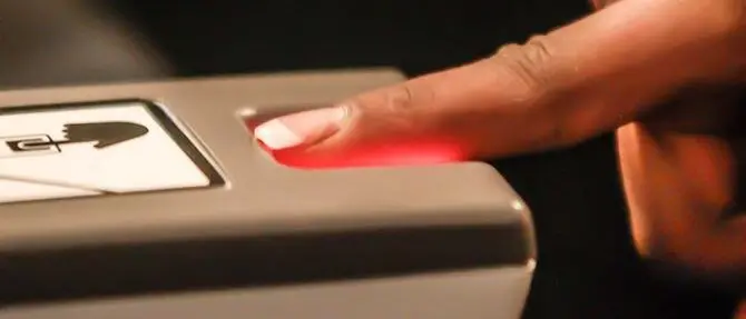 Stop impronte digitali “anti-furbetti”, il garante: «Violano la privacy»