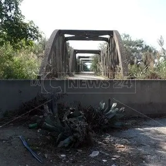 Ponte chiuso da dieci anni a Lamezia, imprenditori e cittadini: «Riapritelo»