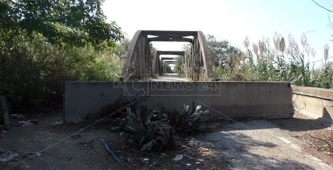 Ponte chiuso da dieci anni a Lamezia, imprenditori e cittadini: «Riapritelo»