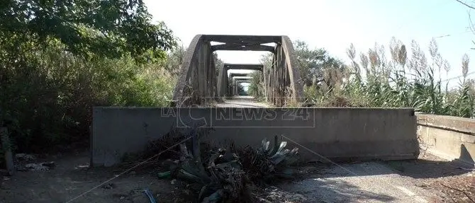 Ponte chiuso da dieci anni a Lamezia, imprenditori e cittadini: «Riapritelo»
