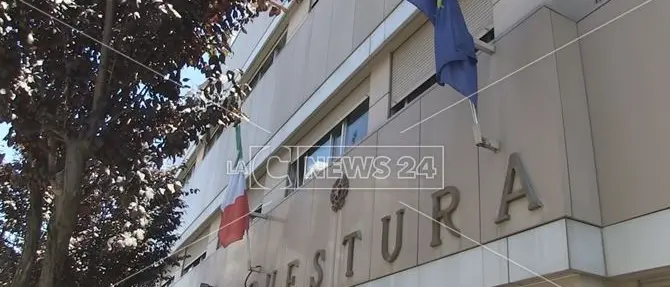 Perseguita l'ex compagno e la sua nuova fidanzata: accusata di stalking