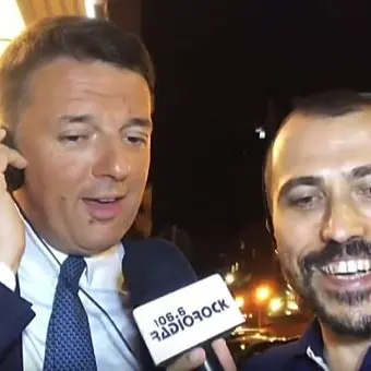 Renzi canta Rimmel e la dedica a Zingaretti: «Ci lasciamo con affetto»