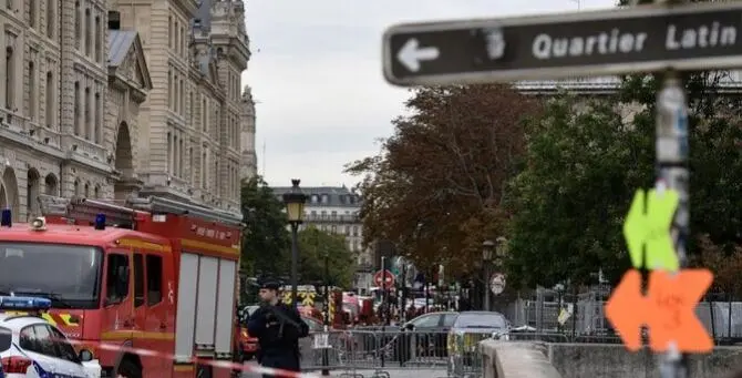 Entra in prefettura e accoltella gli agenti: strage nel cuore di Parigi