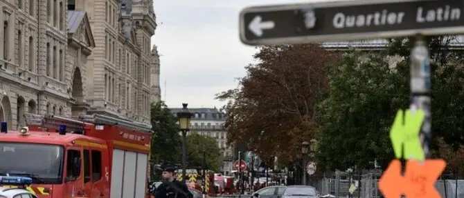 Entra in prefettura e accoltella gli agenti: strage nel cuore di Parigi