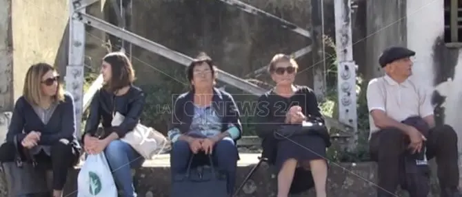 Vibo Valentia, la pensilina non c’è: il bus si aspetta seduti per terra