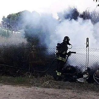 Fiamme in un deposito a Crotone, vigili del fuoco impegnati per ore
