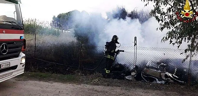 Fiamme in un deposito a Crotone, vigili del fuoco impegnati per ore