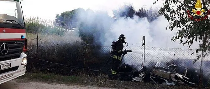 Fiamme in un deposito a Crotone, vigili del fuoco impegnati per ore