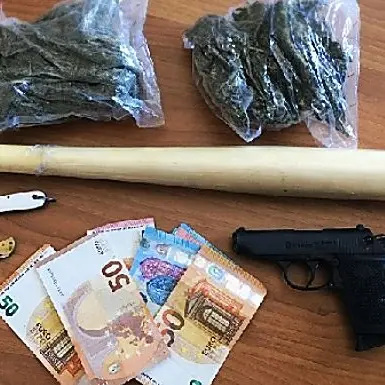 Droga, coltelli e mazza da baseball in auto: due arresti a Crotone